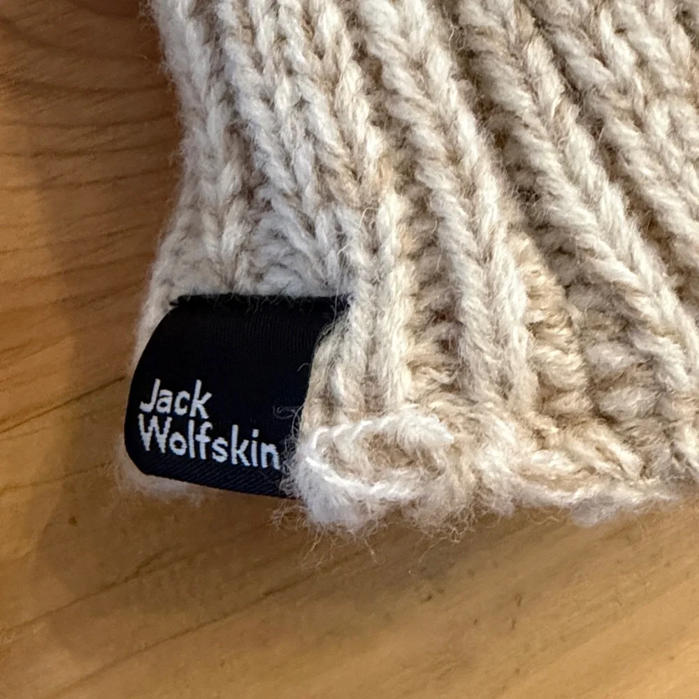 Jack Wolfskin Beige Knit Mittens with Sherpa lining women’s size small cozy